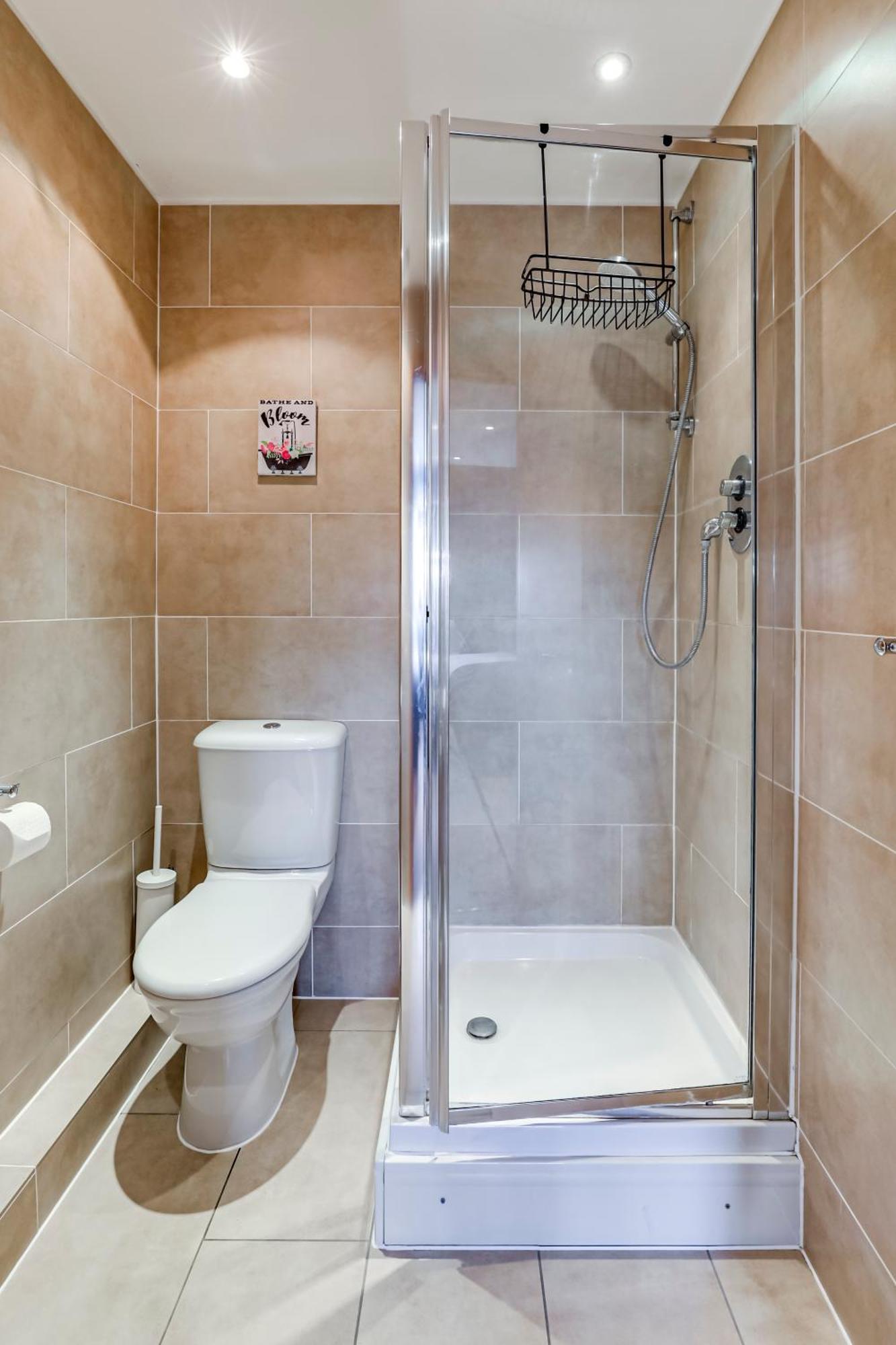 شقة Entire 2 Bed Flat Contractors Families And Relocators وار المظهر الخارجي الصورة